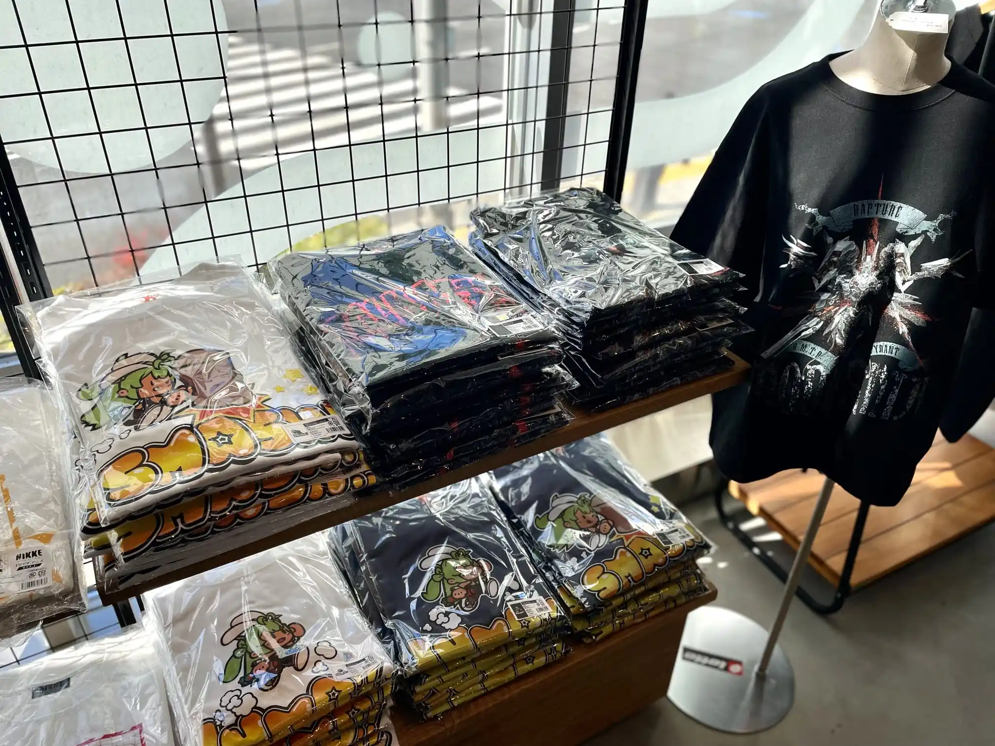 Image from GODDESS OFVICTORY:NIKKE: <商品情報> 『NIKKE Tシャツ』が各種販売中! ・RUNNING SODA! ネイビー、ホワイト ・SMASH SODA! ネイビ...