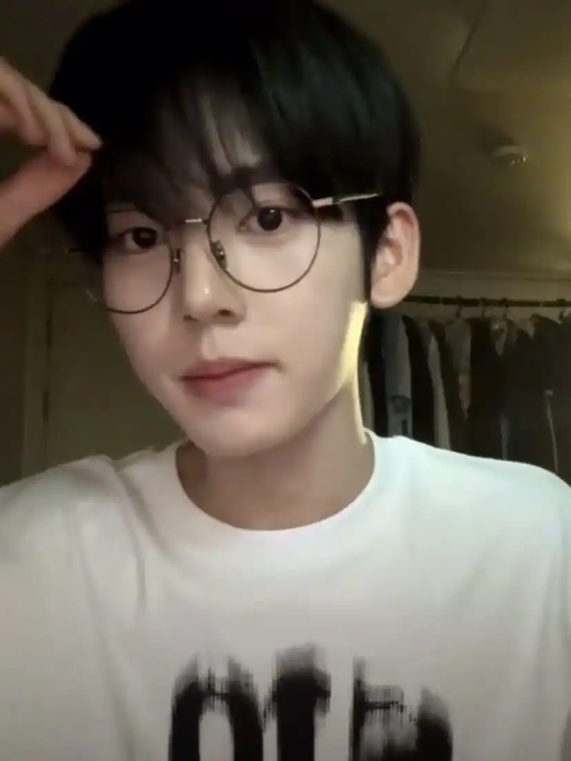 Image from 한유진: HYJ 📞🐰 [ 13.02.25  ]   *[ 한유진 is on live !! "👋" ]*...