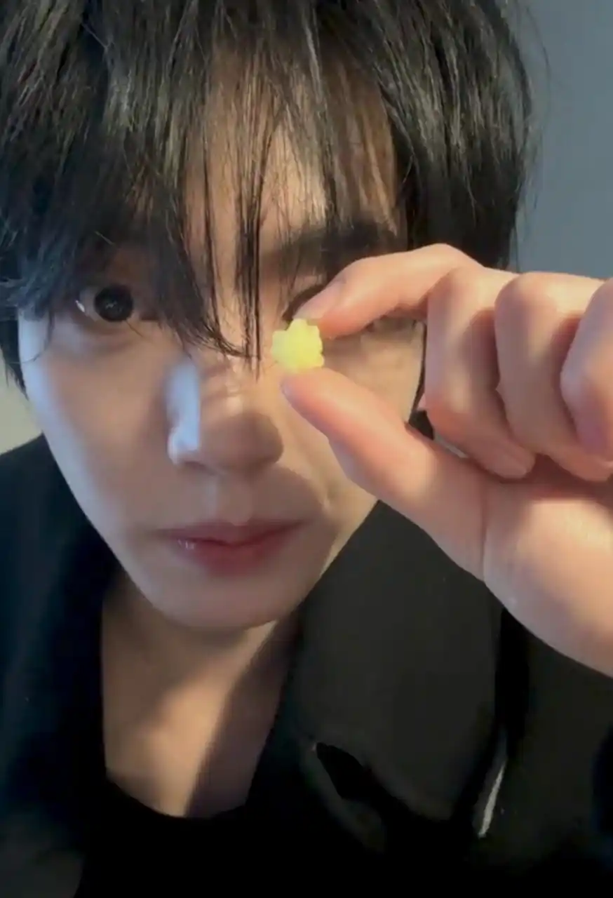 Image from 한유진: HYJ 📞🐰 [ 03.02.25  ]   *[ 한유진 is on live !! "🍣🍙" ]*...