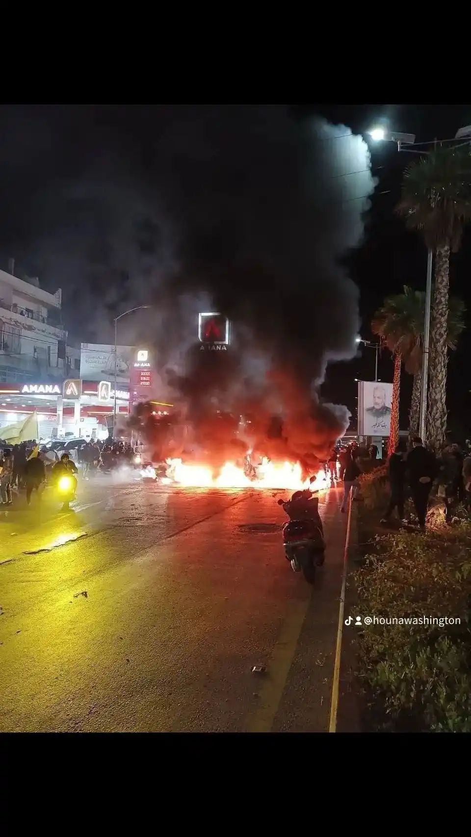 Image from هنا واشنطن: قطع طريق مطار بيروت احتجاجاً على عدم السماح لهبوط طائرة إيرانية في الم...