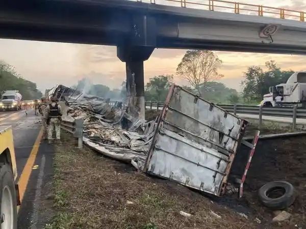 Image from Impacto Informativo TB: Choca y se incendia tractocamión en la Autopista la Tinaja a Cosoleaca...