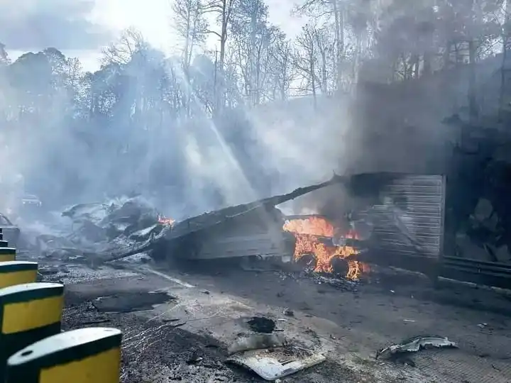 Image from Impacto Informativo TB: 👍🛑Fue una pipa Con gas se Incendio en accidente múltiple🛑 <a clas...