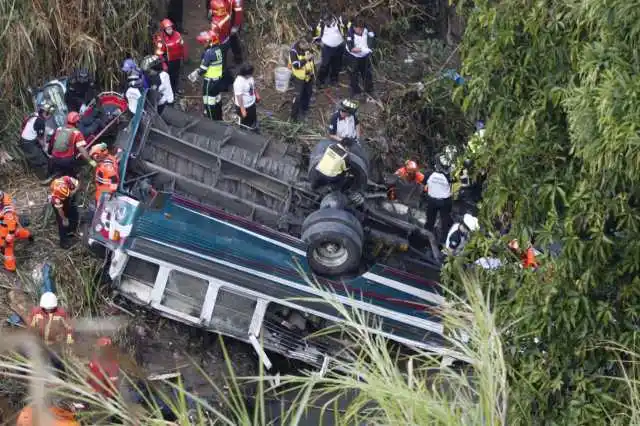 Image from Impacto Informativo TB: Más de 40 pasajeros fallasen al caer un autobús a un barranco    <a cl...