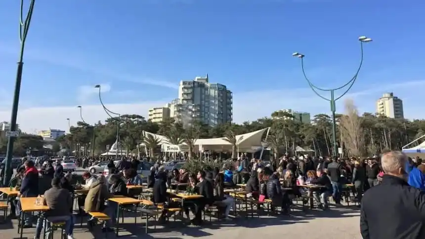 Image from Nordest24: *Ritorna a Lignano la storica "Festa delle Cape": piatti tipici, degus...