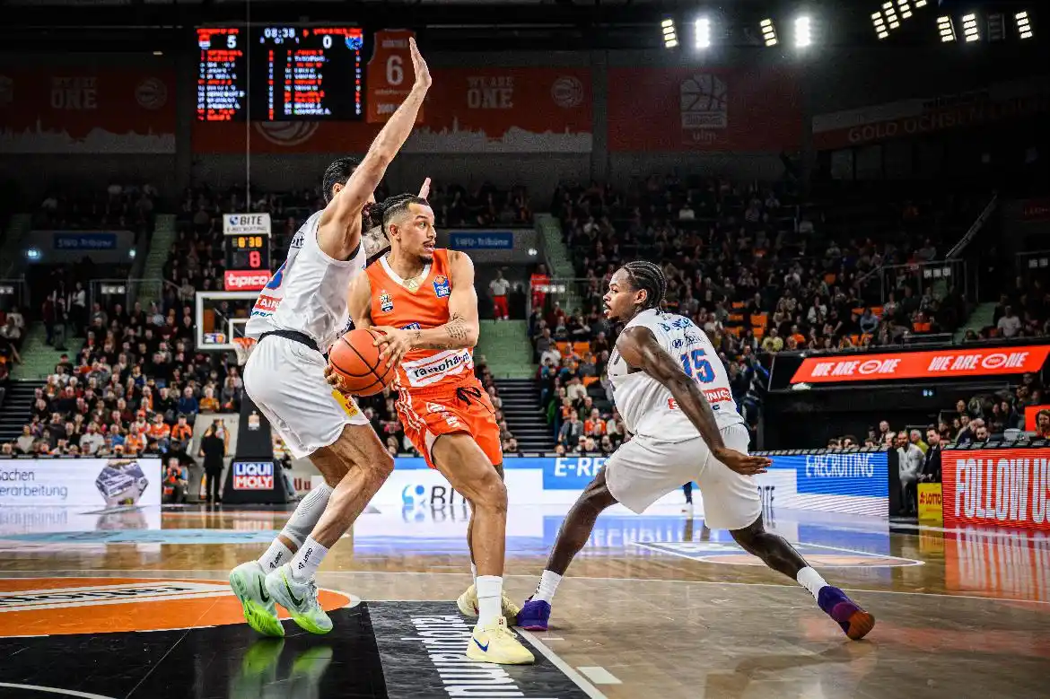 Image from ratiopharm ulm: 𝗛𝗔𝗟𝗕𝗭𝗘𝗜𝗧 ⏸ Mit einem Zwischenstand von 38:36 geht´s in die Kab...