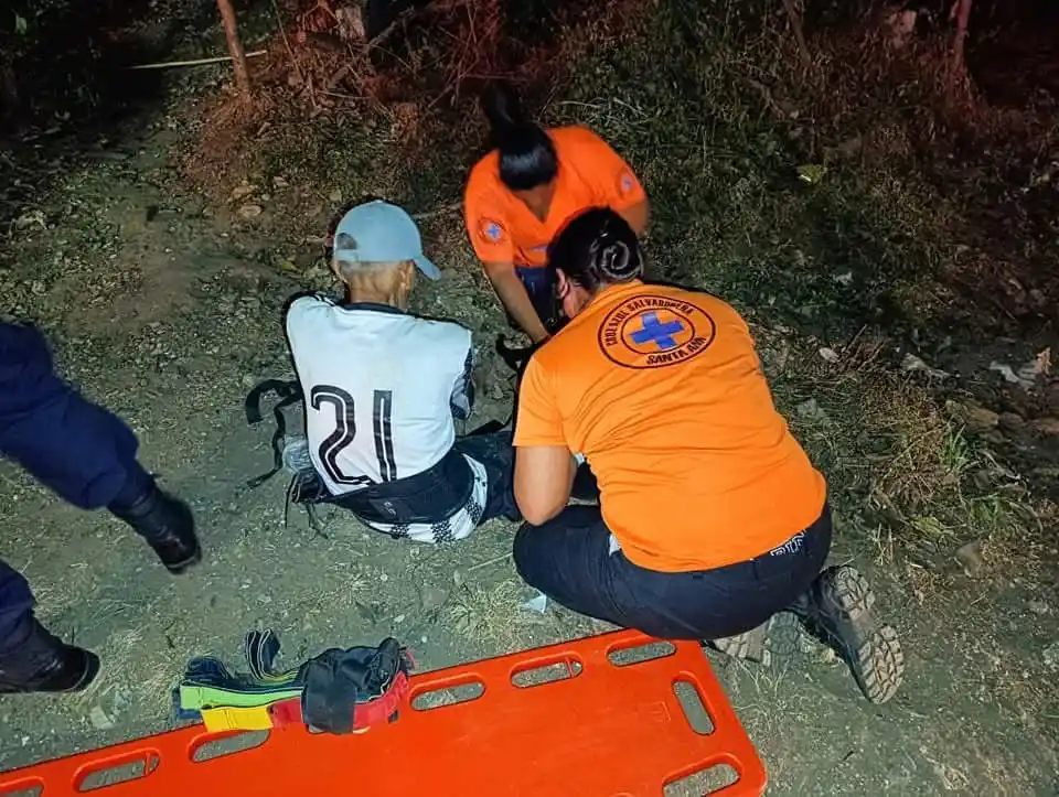 Image from Red InformativaSv 24/7 Y Tráfico: 🔴 HOMBRE LESIONADO POR ARMA DE FUEGO EN SANTA ANA. Cuerpos de socorr...
