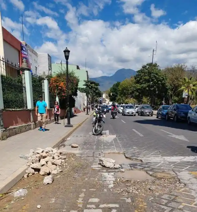 Image from Vialidad Oaxaca: *⚠️Circule con precaución en la avenida Juárez a la altura de la calle...