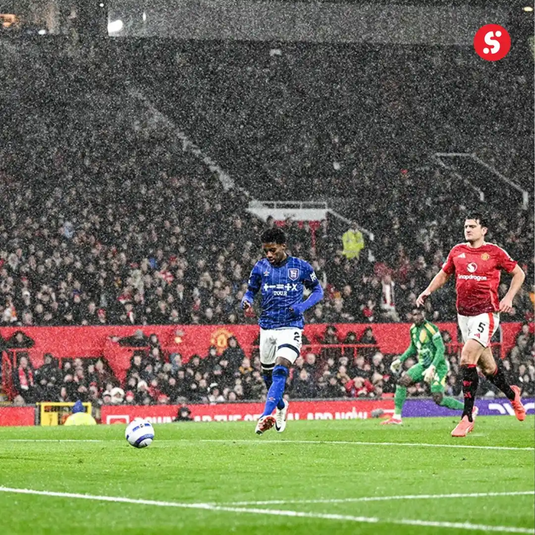 Image from SportyBet : J. Philogene don humble Man United—open pool vibes! 😂 Eiii United, ...