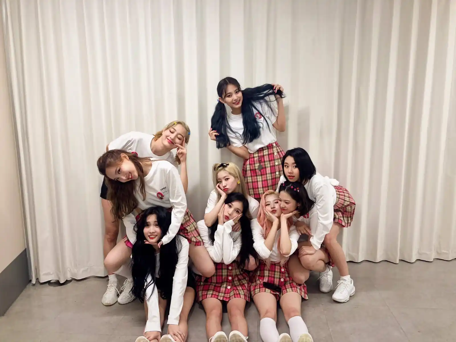 Image from TWICE's Best ONCE: Según *Pop Insider*, JYP Entertainment está negociando para que `TWICE...