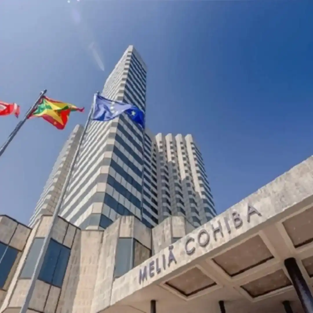 Image from Um só povo, uma só nação. CubAngola 🇨🇺🇦🇴: 🏨🍷🍹O Hotel Meliá Cohíba, ícone da hospitalidade em Havana, comemora...
