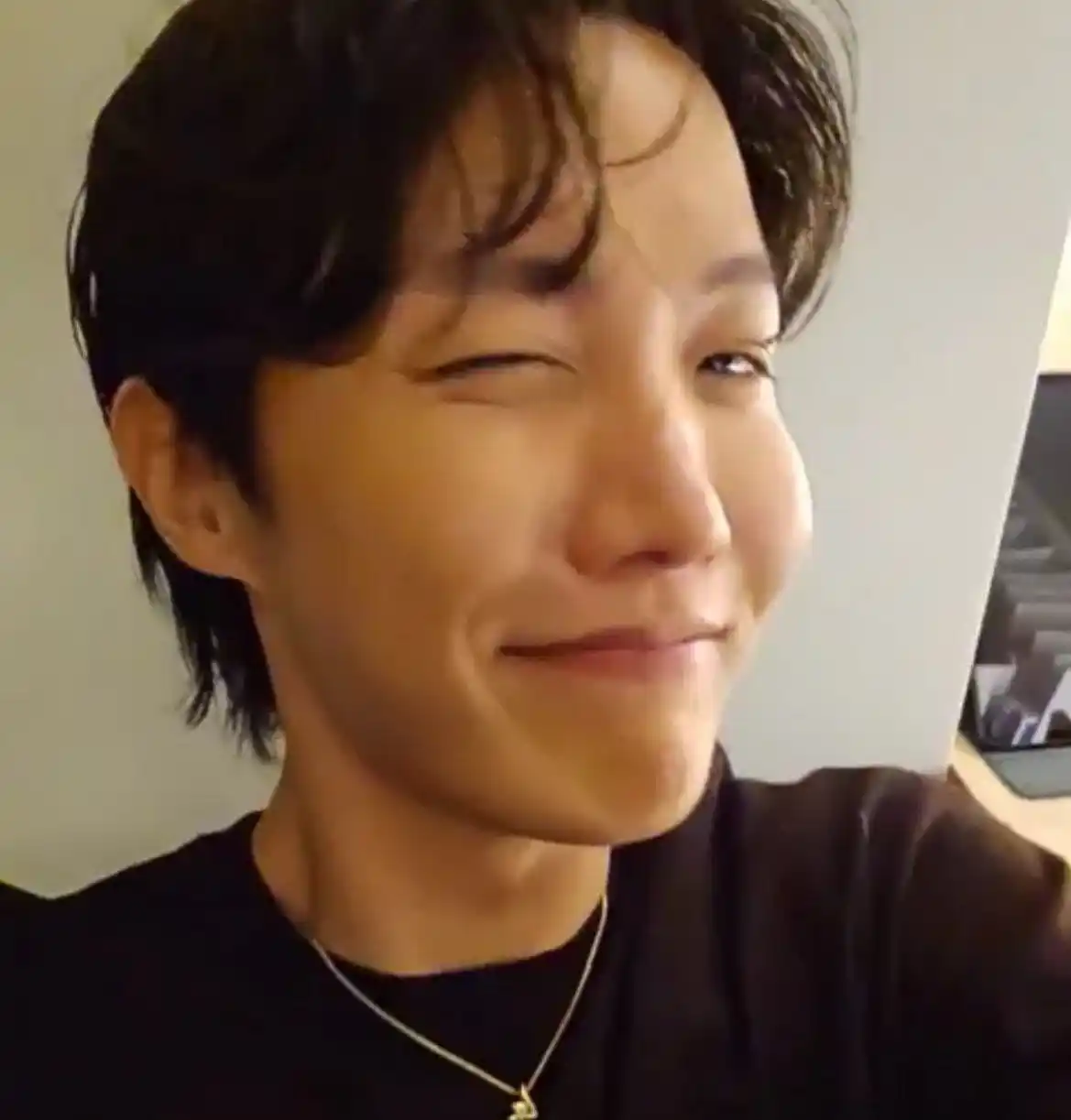 Image from ⊹🧁  ֢֢  𝗕𝗧𝗦 𝗦𝗪𝗘𝗘𝗧 𝗖𝗢𝗠𝗙𝗢𝗥𝗧 ⋆˚𝜗𝜚˚⋆: > 🐿️ *LIVE DO HOBI NO WEVERSE*   📝 *TRADUÇÃO DA LIVE*   🐿️ Como se ...