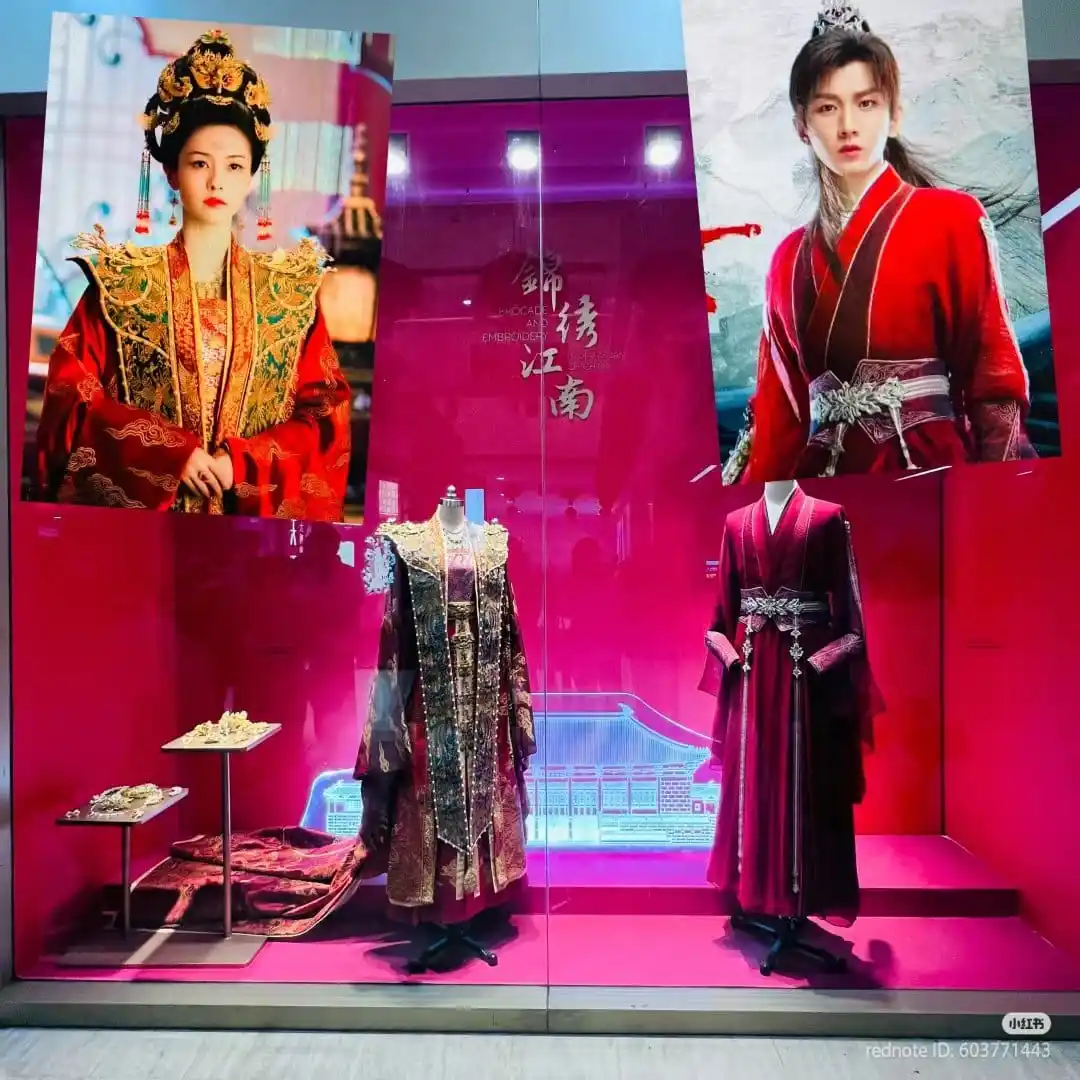 Image from 𝗖𝗵𝗲𝗻𝗴 𝗬𝗶 (傅诗淇): The costumes worn by Bailu and Chengyi are on display at the Nanbo Mus...