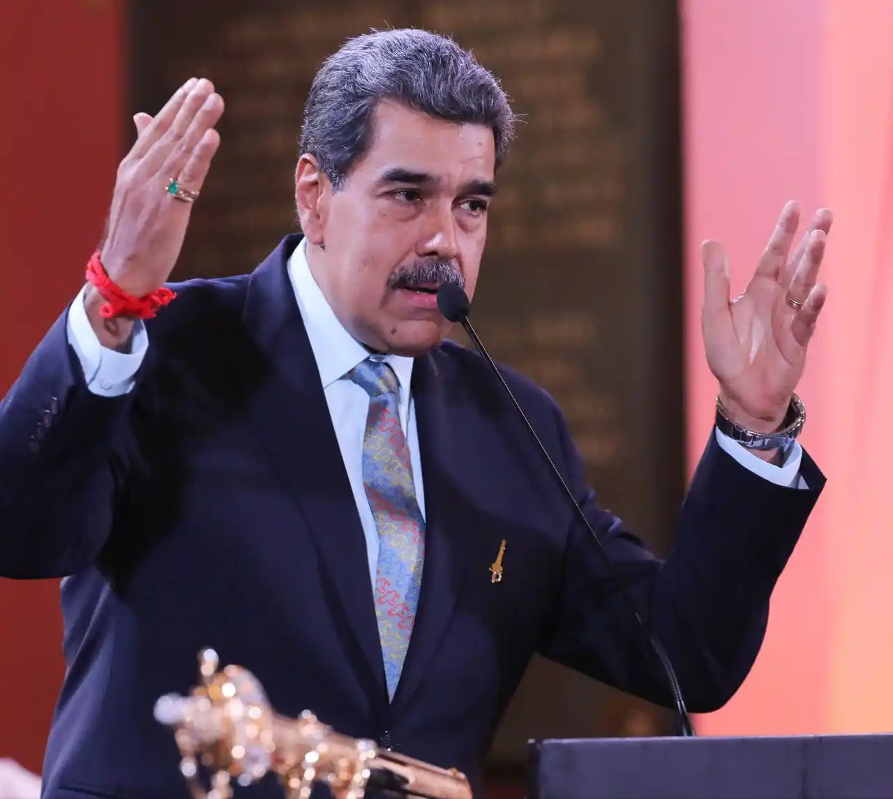 Image from CuatroF : <a class="text-blue-500 hover:underline cursor-pointer" href="/hashtag...