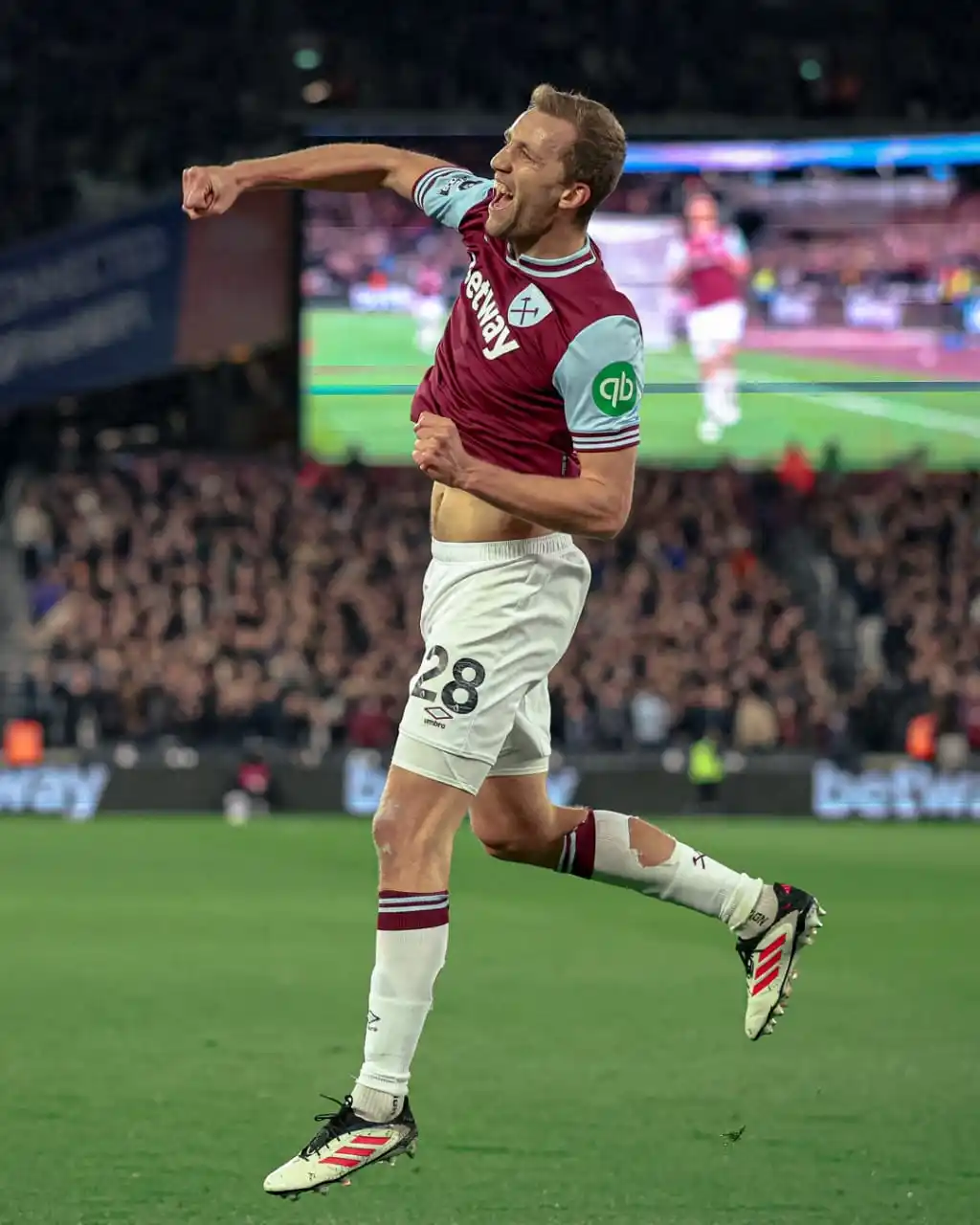 Image from DANNIE YHUNG FOOTBALL TV: Tomas Soucek scores for @WestHam on his 30th birthday! 🥳 <a class="t...
