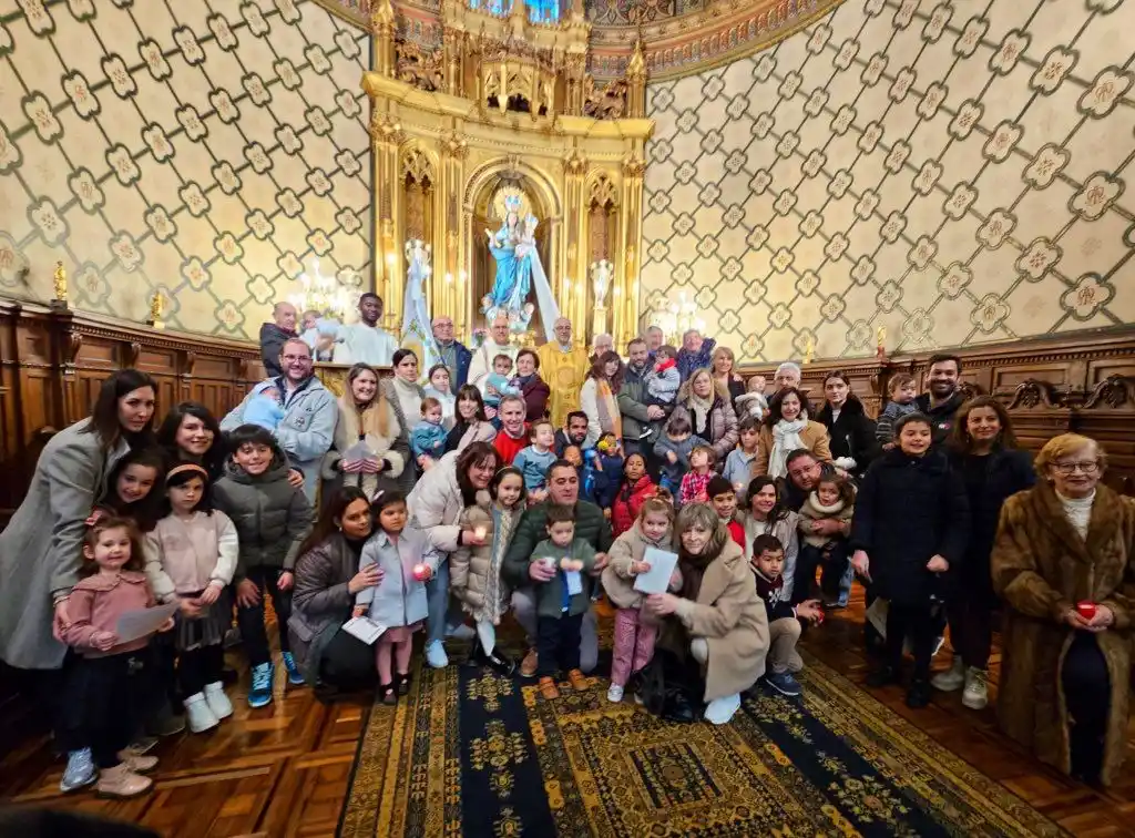 Image from Diócesis de Vitoria: 👧🏼 En la fiesta de las *Candelas 2025*, muchas familias vitorianas l...