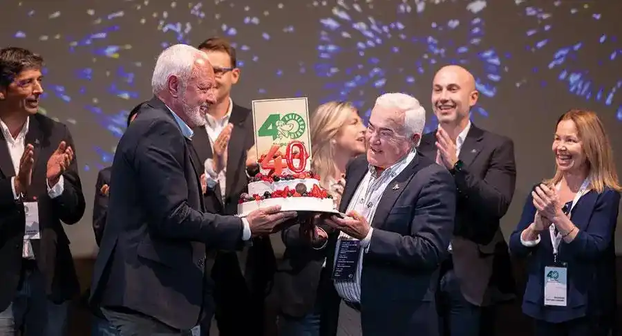 Image from Dulces Noticias ... y algo más: 🟢Más de 400 asistentes se reunieron para conmemorar los 40 años de tr...