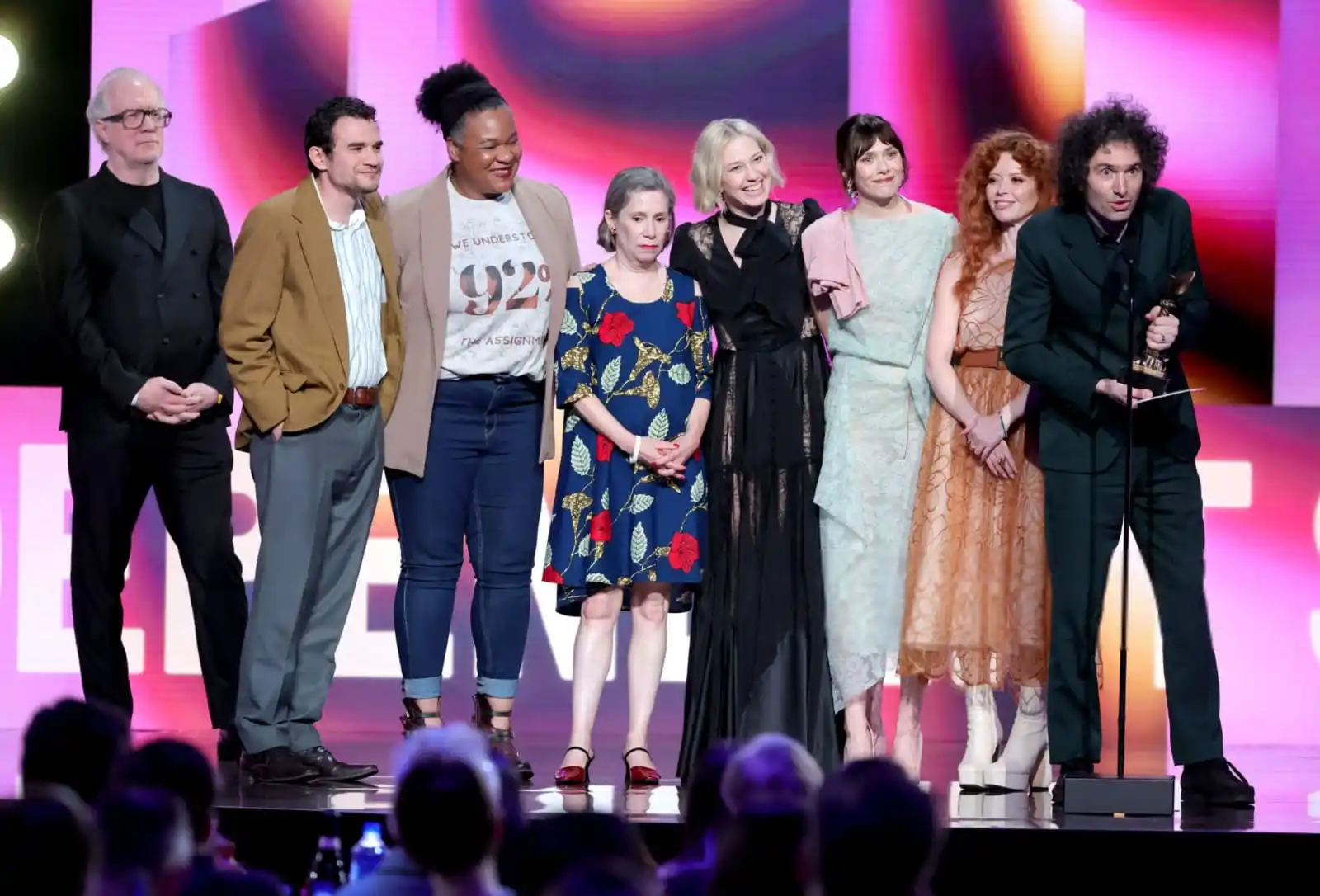 Image from Elizabeth Olsen Brasil: Elizabeth Olsen e o elenco de "HIS THREE DAUGHTERS" no palco do <a cla...