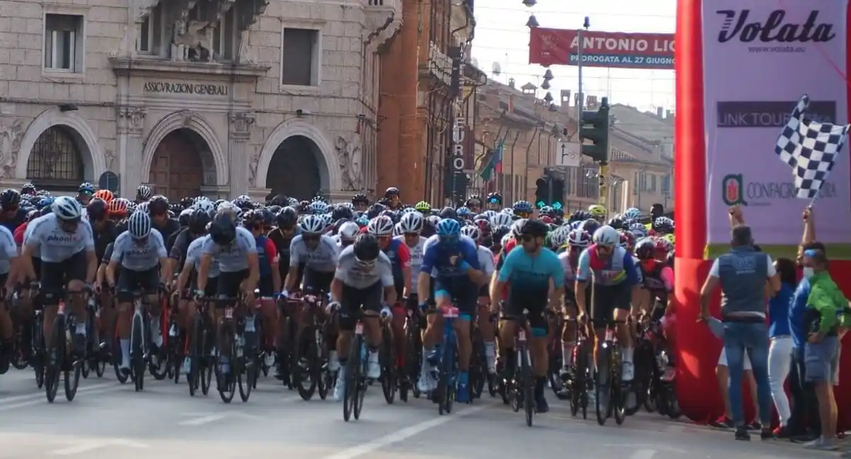 Image from FerraraToday: Ferrara capitale delle biciclette: via a 'La Furiosa', Granfondo del P...