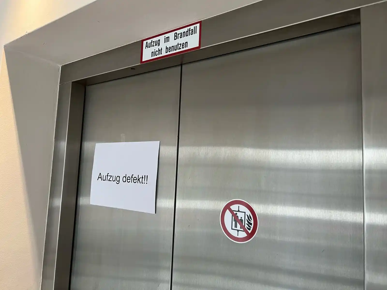 Image from Gemeinde Stahnsdorf 🦅: Aktuell ist leider der Fahrstuhl im Rathaus defekt 🛗⛔. Wir arbeiten a...