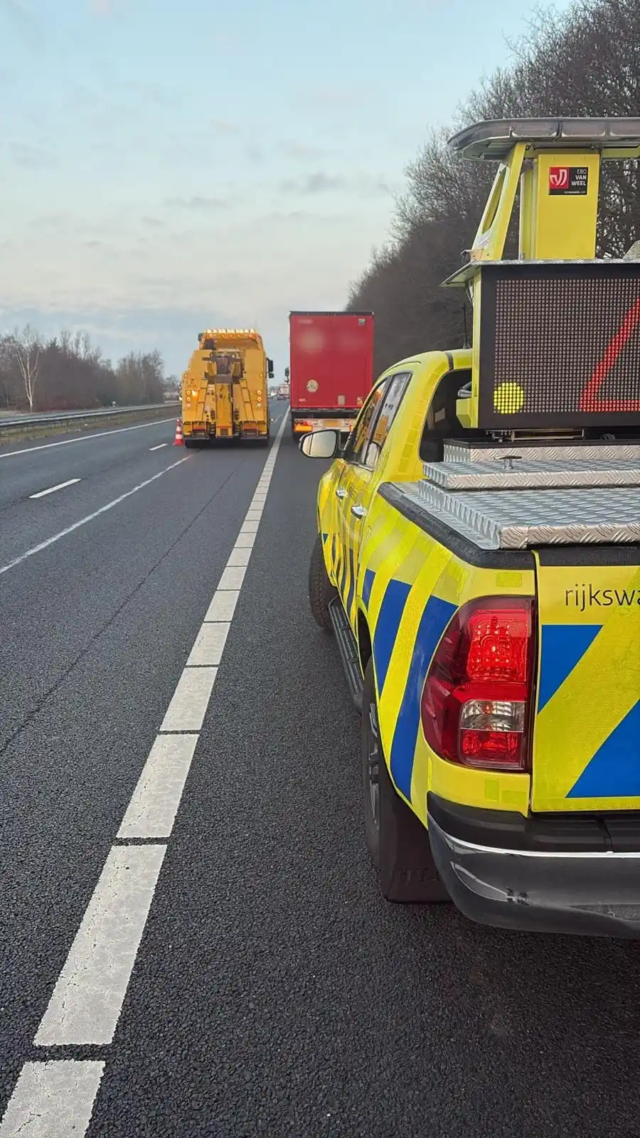 Image from Hulz Media: Een vrachtwagen met pech op de A28 bij De Wijk. De rechterrijstrook ...