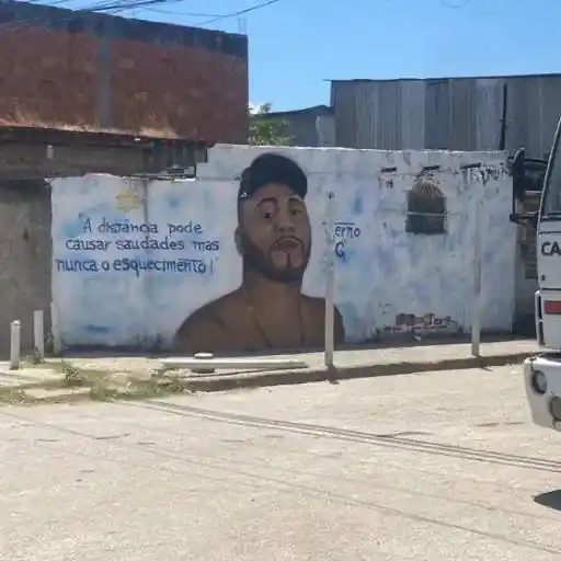 Image from INFORME AGORA RJ 24h❗️: ⚠️VEJA: Policiais do 39BPM apagaram um grafite na favela da Guacha (TC...