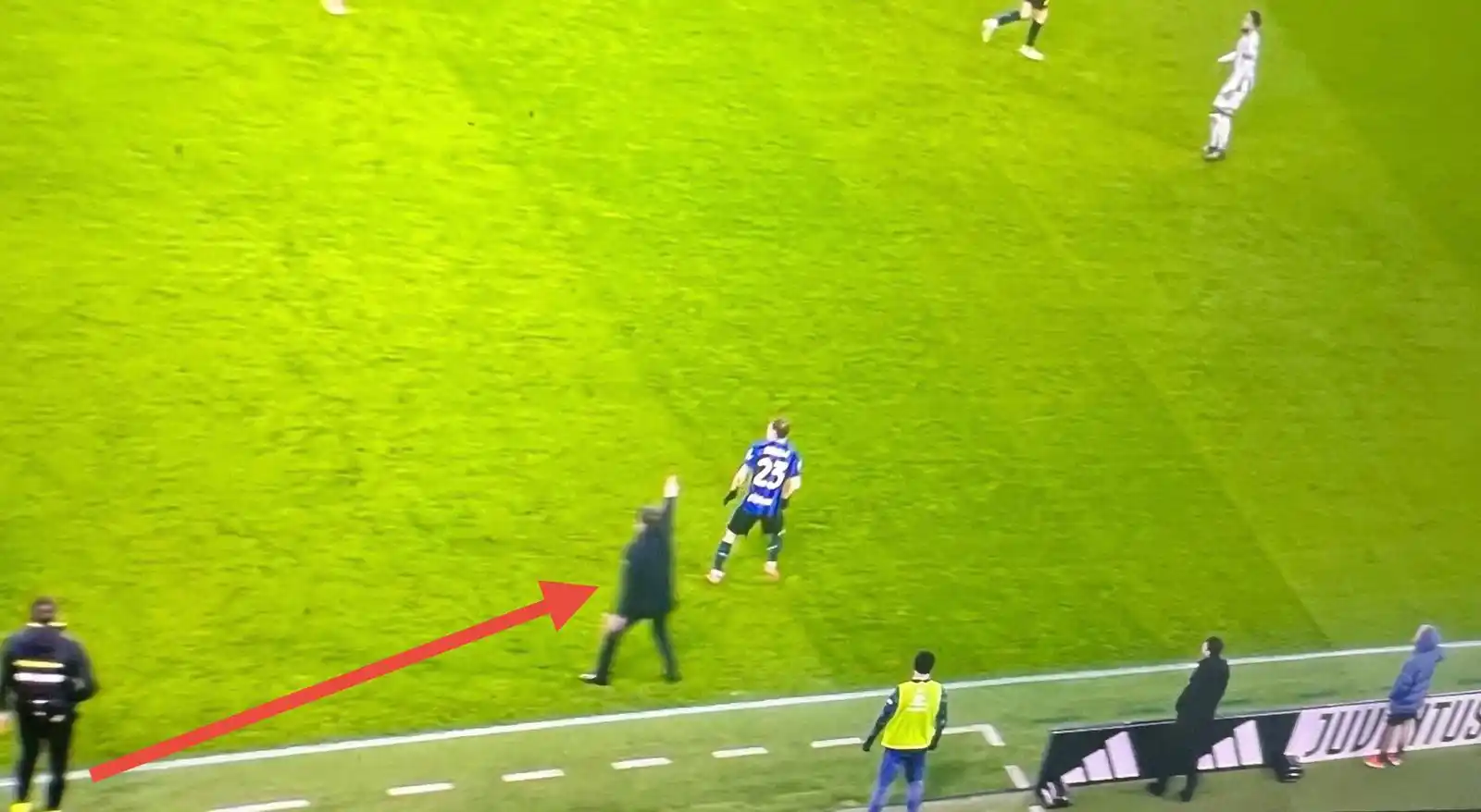 Image from Juventus Fans: *Assurdo come ad <a class="text-blue-500 hover:underline cursor-pointe...