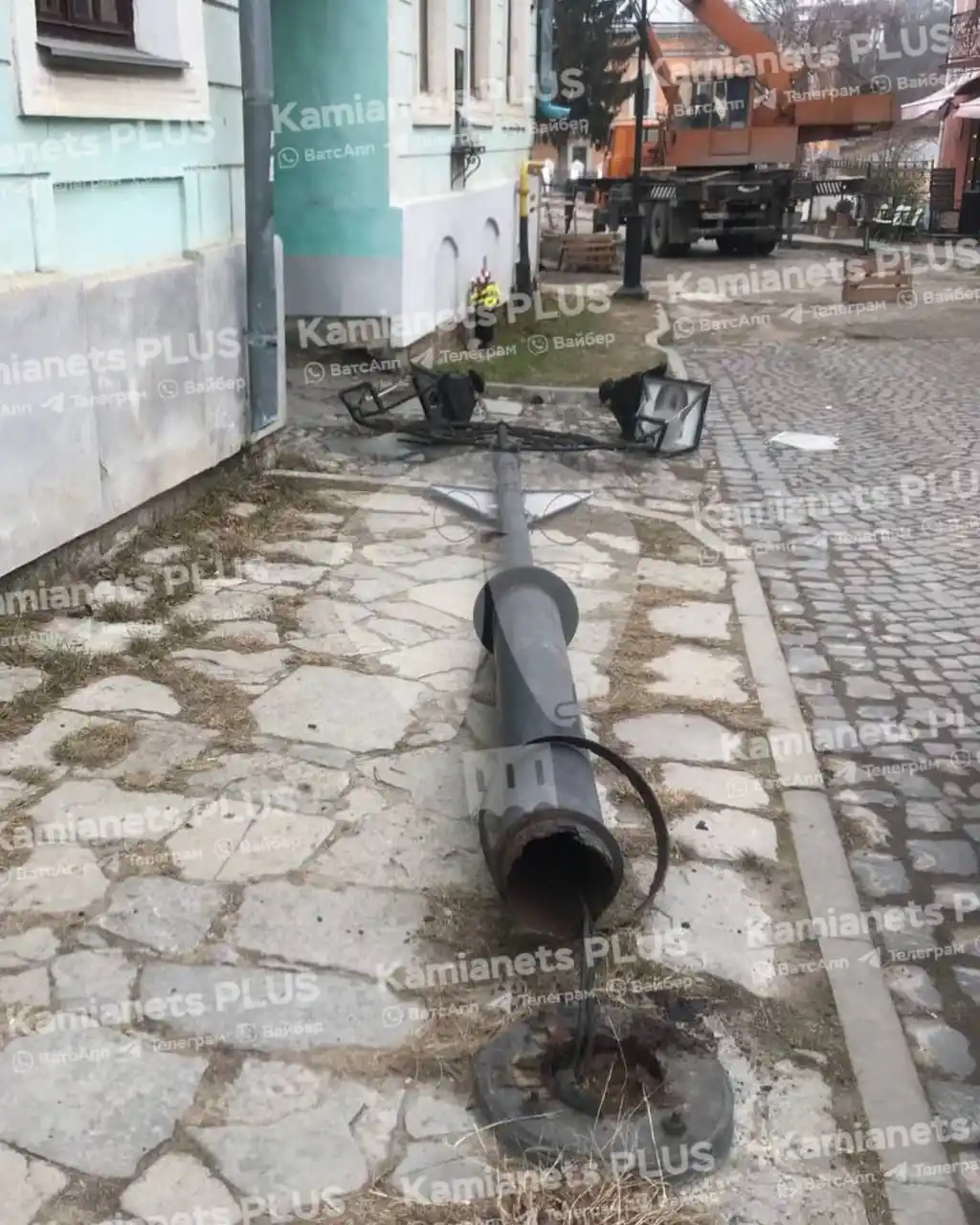 Image from Kamianets PLUS 🇺🇦: Повалений ліхтар по вулиці Зарванській 🔸 Стали свідком, очевидцем по...