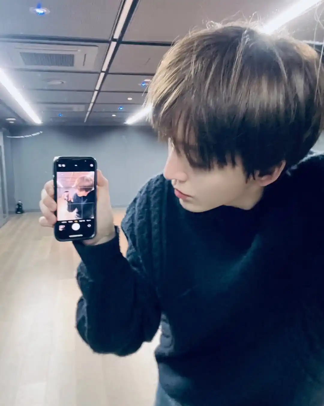 Image from Kickflip 🛹: 📌 *ACTUALIZACIÓN DE DONGHYEON EN INSTAGRAM* > 💬 :💜✌️ <a class="tex...