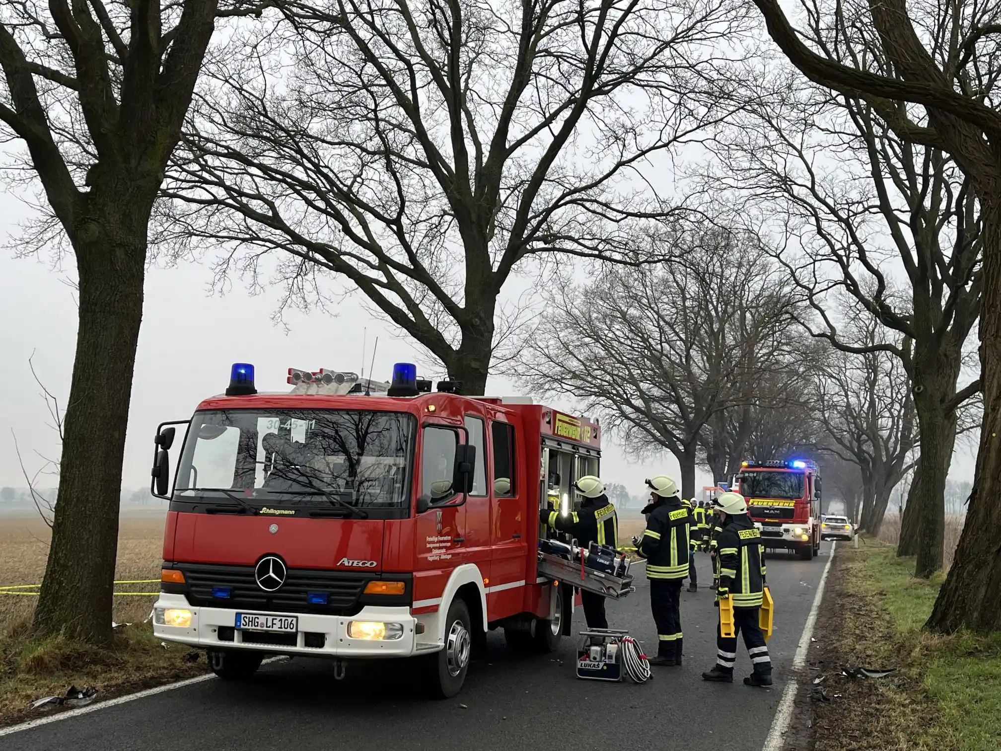 Image from Kreisfeuerwehr Schaumburg: PKW prallt frontal gegen Baum Zu einem Verkehrsunfall mit eingeklemmt...