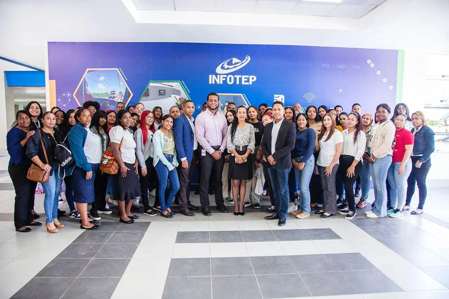 Image from Metro de Santo Domingo: 🫱🏼🫲🏾🇩🇴 En alianza con INFOTEP, damos inicio a los primeros curs...