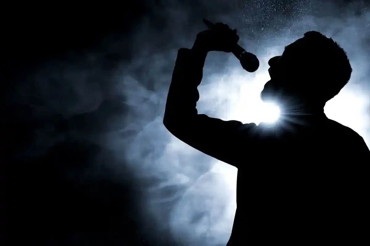 Image from Newsmondo.it: *Lutto nel mondo della musica: addio al famoso cantante rapper* Addio...