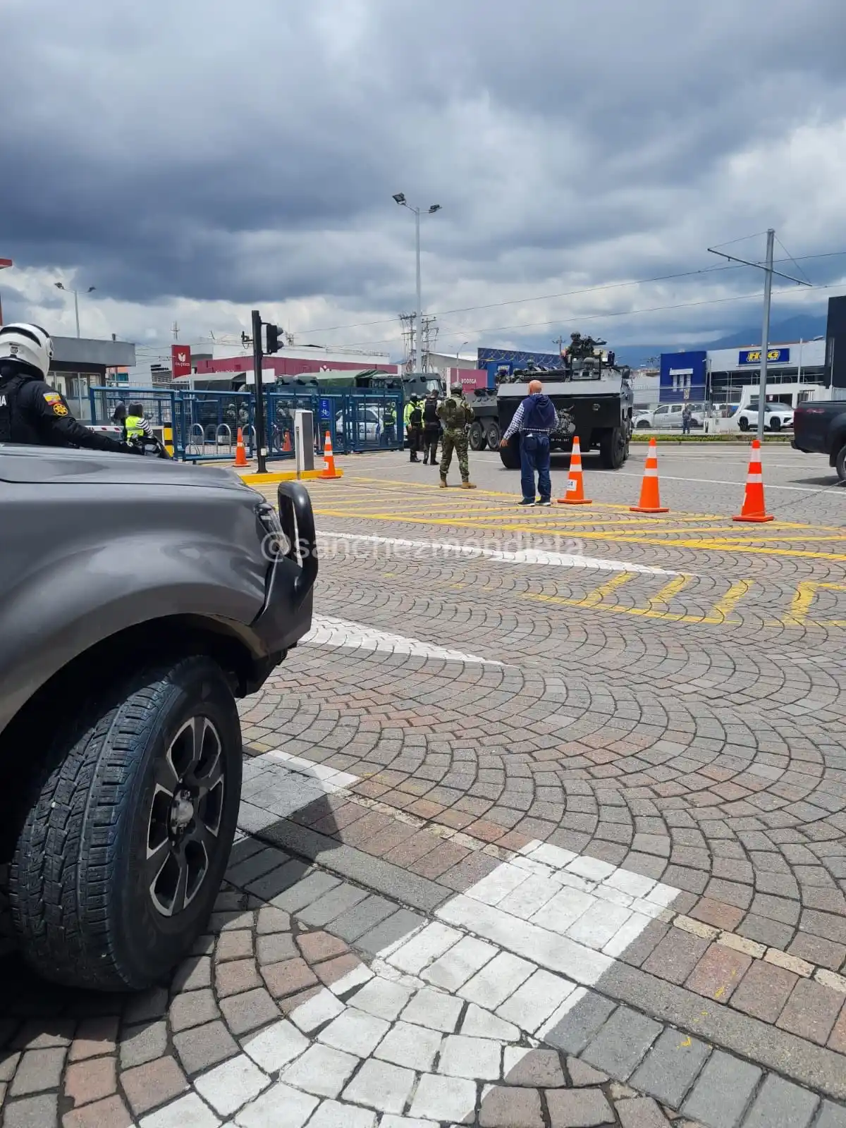 Image from NotiDiario Ecuador: Un grupo de presos fue trasladado en avión desde <a class="text-blue-5...