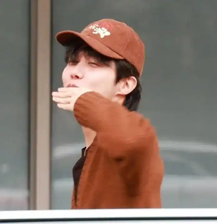 Image from PurplelineBTS: J-Hope llega con una sonrisa en su rostro al KSPO DOME para su segundo...