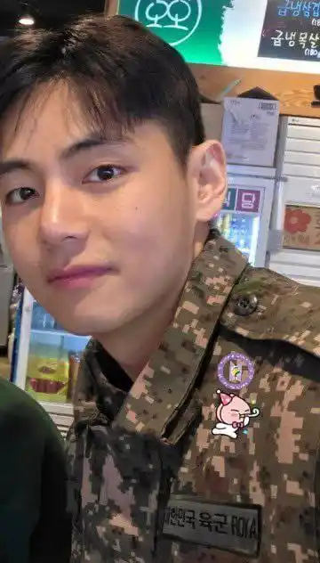 Image from PurplelineBTS: Taehyung visitó un restaurante de barbacoa con sus compañeros soldados...