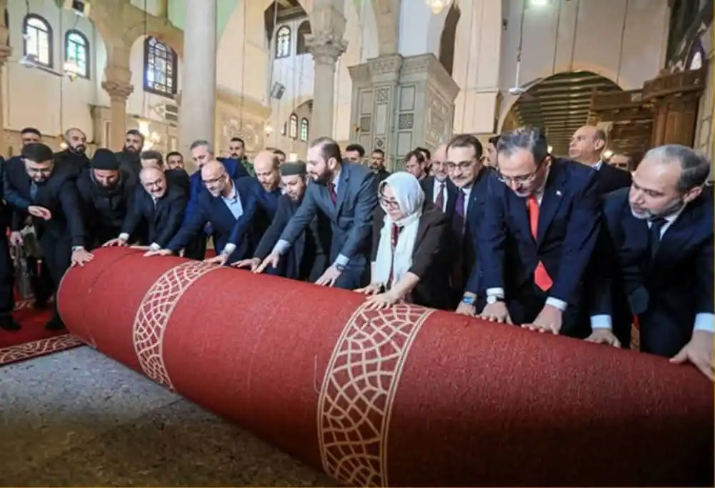 Image from سوريا مباشر Syria Live: الوفد التركي قام بفرش المسجد الأموي بسجاد مصنوع في مدينة <a class="tex...