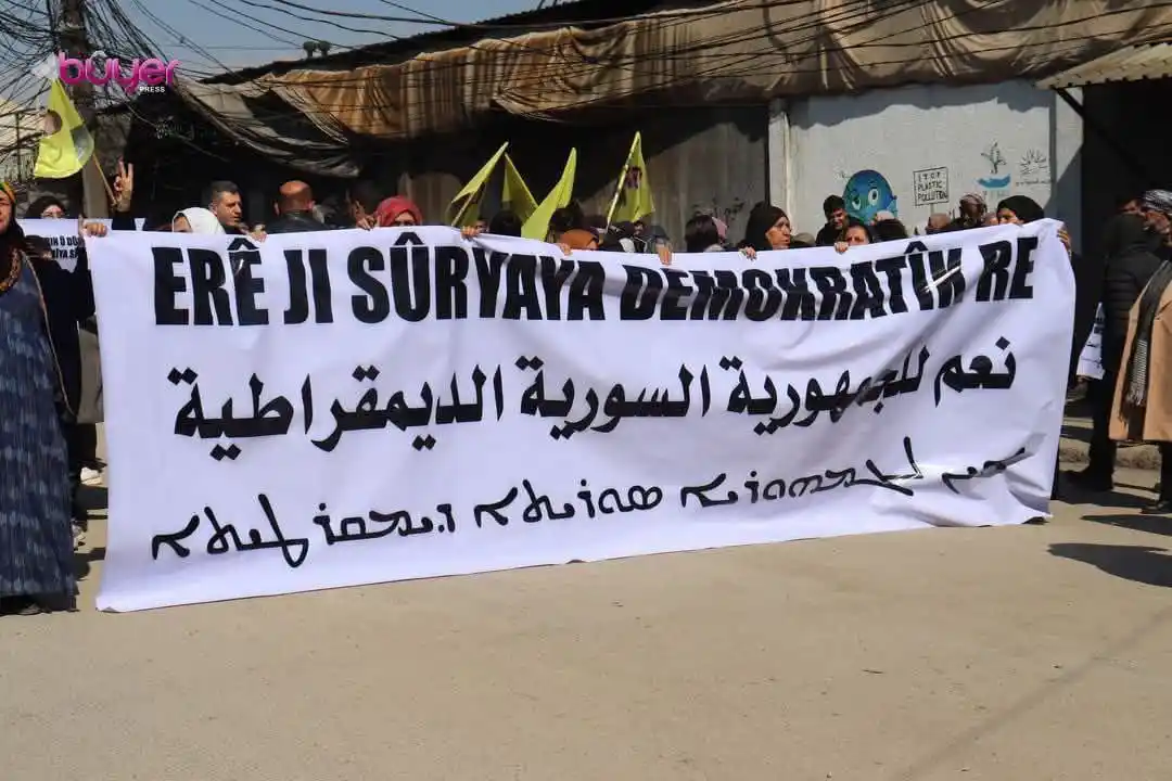 Image from سوريا مباشر Syria Live: نظمت "الإدارة الذاتية" لحزب الاتحاد الديمقراطي (PYD) وقفة احتجاجية أما...