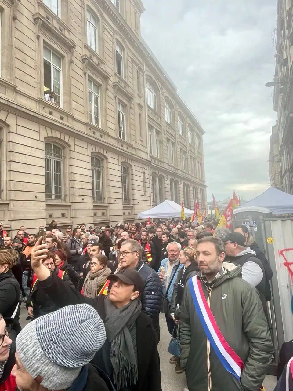 Image from Thomas Portes : ✊🔴 Aux côtés de centaines de cheminots Gare de l’Est à Paris pour sou...