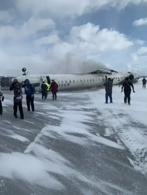 Image from Air Plus News : 🔴 [ Urgent crash à Toronto ]  ▫️Un CRJ 900 de Delta Air Lines opéré p...
