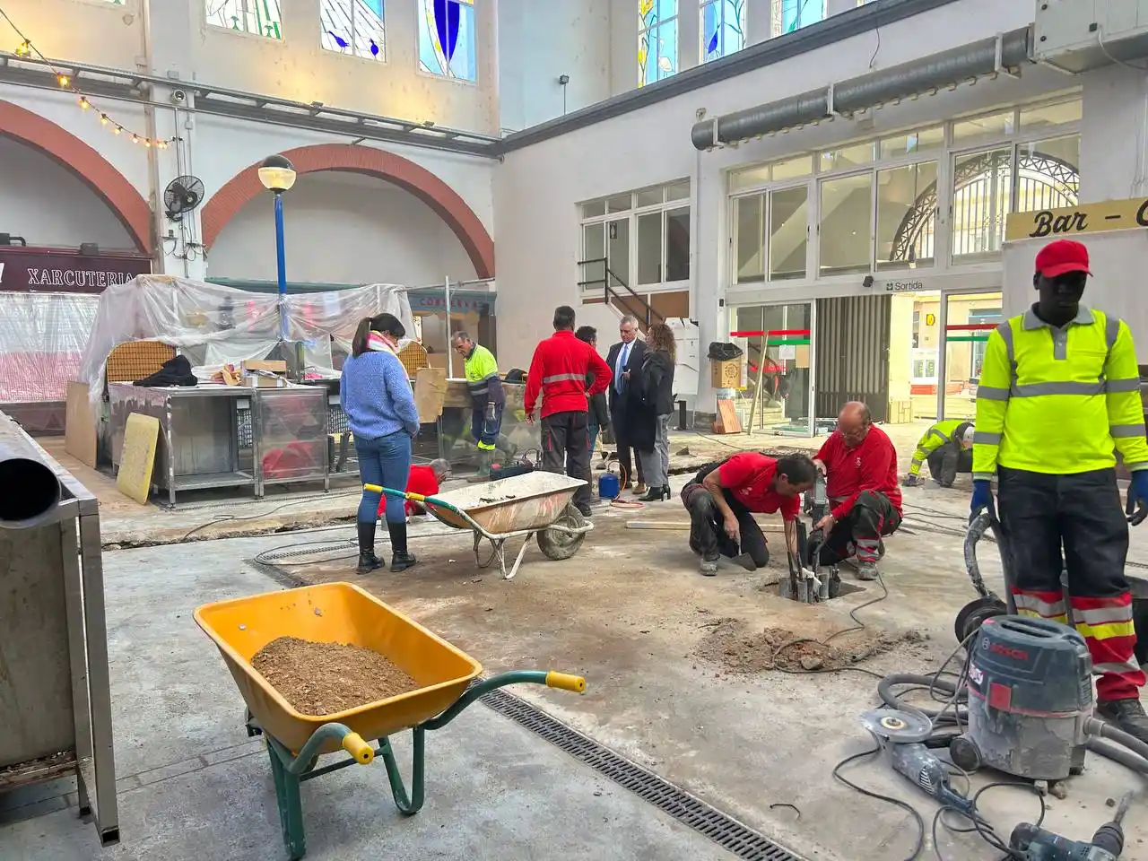 Image from Ajuntament d'Amposta: 🚧 MERCAT I SERVEIS | Avancen a bon ritme les obres de substitució del...