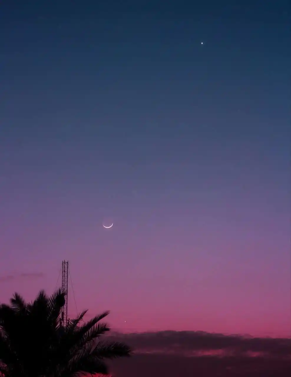 Image from العربيةABC: 🔴 قبل قليل ظاهرة فلكية نادرة..إقتران الهلال وعطارد والزهرة في اصطفاف ...