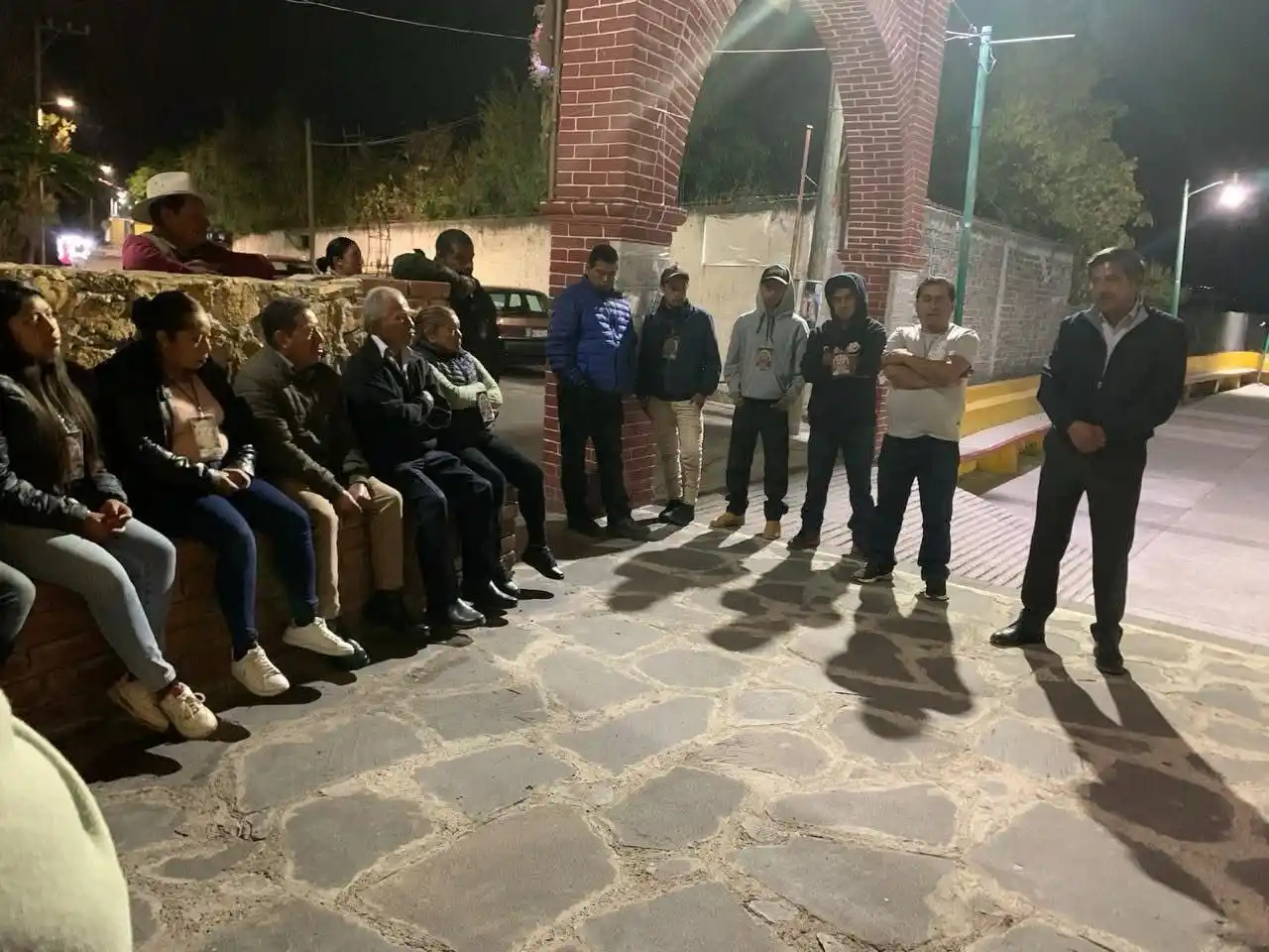 Image from El 30-30: 🙋🏽♂️🤝🙋🏻 El presidente municipal de Tepetlixpa, Abelardo Rodrígue...
