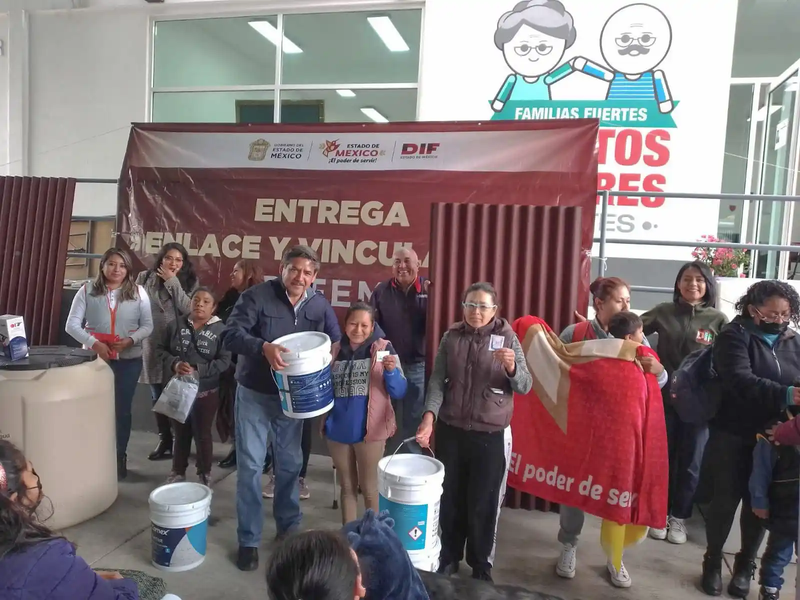 Image from El 30-30: 🤝🏚️🏠 El presidente municipal de Tepetlixpa, Abelardo Rodríguez, y l...