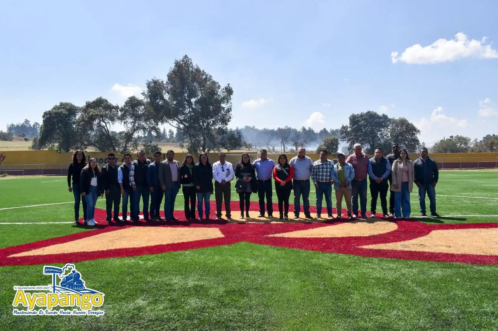Image from El 30-30: 🏟️⚽🧢 Margarito Soriano, presidente municipal de Ayapango, entregó si...