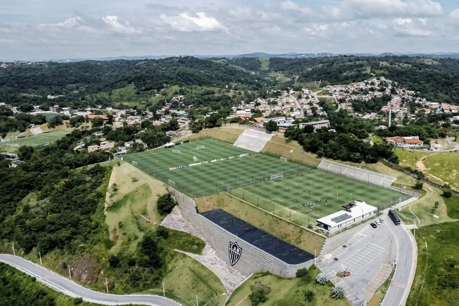 Image from 🐓 FALAGALO | Atlético ⚫⚪ : ⚽🇧🇷 Cidade do Galo em evidência! Atlético colocará centro de treinam...