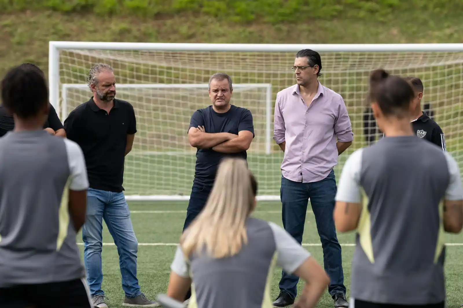 Image from 🐓 FALAGALO | Atlético ⚫⚪ : 💪⚽ Paulo Bracks e diretores do Galo visitam as Vingadoras! A diretori...