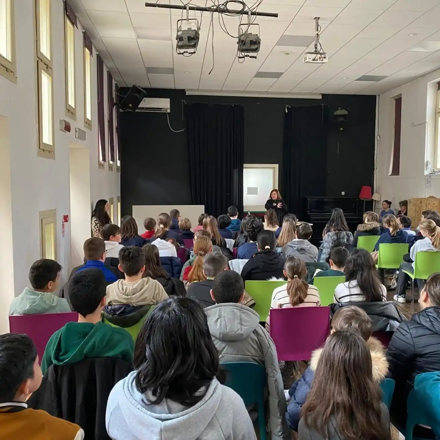 Image from I.C.Peyron-Re Umberto I: Oggi le classi 1A, 1B, 1E e 1H hanno incontrato Anna Vivarelli, autric...