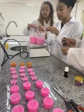 Image from IFB Informa: *Projeto de Química desenvolve Velas Aromáticas Repelentes.*  Acesse h...