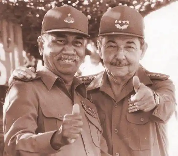 Image from Partido Comunista de Cuba: Roberto Morales Ojeda en Facebook !Qué dos Comandantes! imposible reu...