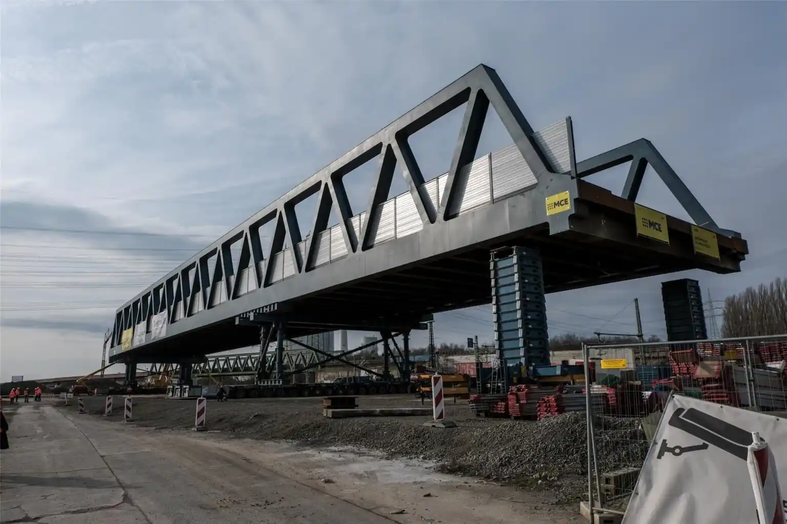 Image from Recklinghäuser Zeitung: 🌉🚧 *A43-Ausbau bei Recklinghausen: Der Einschub der 2400-Tonnen-Brüc...