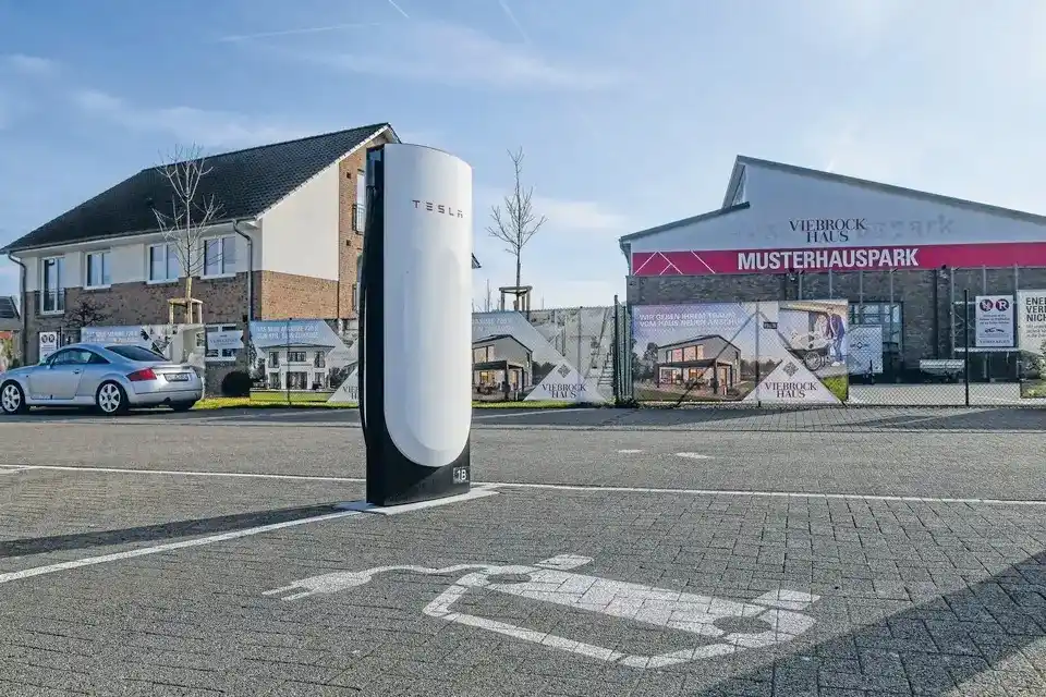 Image from Rhein-Neckar-Zeitung www.rnz.de: ⛔ *Viebrockhaus sagt nein zu Tesla*: Der Massivhausanbieter kritisiert...